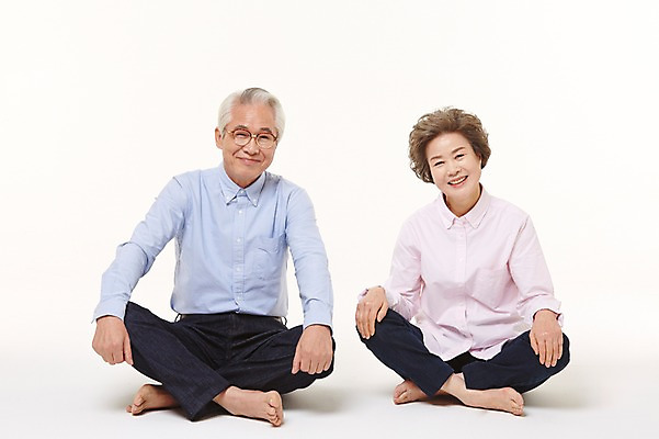 포토 JPG 스튜디오촬영 전신 여자 할아버지 노년 남자 할머니 실내 미소 두명 앞모습 실버라이프 노부부 다정 한국인 60대 가부좌 노인만 국내포토 라이프스타일 부부 뷰포인트 컨셉 표정 사람 앉기 동양인 성인 내부 성인만 파일형식