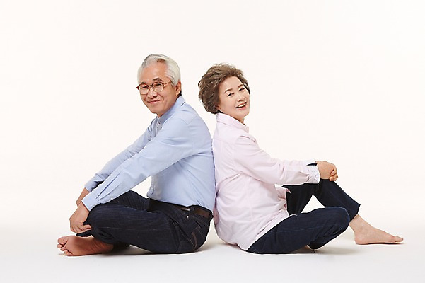 포토 JPG 스튜디오촬영 전신 여자 할아버지 노년 남자 할머니 실내 앉기 두명 옆모습 실버라이프 노부부 다정 한국인 등맞대기 60대 노인만 국내포토 라이프스타일 부부 뷰포인트 컨셉 모션 사람 동양인 성인 내부 성인만 파일형식