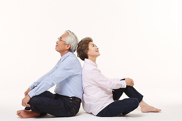 포토 JPG 스튜디오촬영 전신 여자 할아버지 노년 남자 할머니 실내 앉기 두명 옆모습 실버라이프 노부부 다정 한국인 등맞대기 60대 노인만 국내포토 라이프스타일 부부 뷰포인트 컨셉 모션 사람 동양인 성인 내부 성인만 파일형식