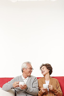포토 JPG 스튜디오촬영 여자 할아버지 노년 남자 할머니 커피 티타임 휴식 실내 들기 앉기 상반신 두명 앞모습 실버라이프 소파 마주보기 노부부 다정 한국인 60대 노인만 국내포토 라이프스타일 부부 음료 뷰포인트 컨셉 의자 모션 사람 동양인 성인 내부 성인만 파일형식
