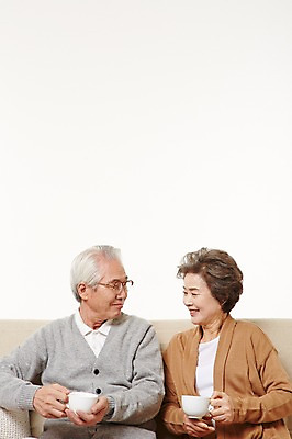 포토 JPG 스튜디오촬영 여자 할아버지 노년 남자 할머니 커피 티타임 휴식 실내 들기 앉기 상반신 두명 앞모습 실버라이프 소파 마주보기 노부부 다정 한국인 60대 노인만 국내포토 라이프스타일 부부 음료 뷰포인트 컨셉 의자 모션 사람 동양인 성인 내부 성인만 파일형식