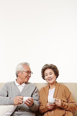 포토 JPG 스튜디오촬영 여자 할아버지 노년 남자 할머니 커피 티타임 휴식 실내 들기 앉기 상반신 두명 앞모습 실버라이프 소파 노부부 다정 한국인 60대 노인만 국내포토 라이프스타일 부부 음료 뷰포인트 컨셉 의자 모션 사람 동양인 성인 내부 성인만 파일형식