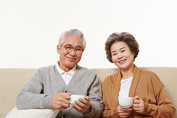 포토 JPG 스튜디오촬영 여자 할아버지 노년 남자 할머니 커피 티타임 휴식 실내 들기 앉기 상반신 두명 앞모습 실버라이프 소파 노부부 다정 한국인 60대 노인만 국내포토 라이프스타일 부부 음료 뷰포인트 컨셉 의자 모션 사람 동양인 성인 내부 성인만 파일형식