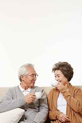 포토 JPG 스튜디오촬영 여자 할아버지 노년 남자 할머니 커피 티타임 휴식 실내 들기 앉기 상반신 두명 앞모습 실버라이프 소파 마주보기 노부부 다정 한국인 60대 노인만 국내포토 라이프스타일 부부 음료 뷰포인트 컨셉 의자 모션 사람 동양인 성인 내부 성인만 파일형식