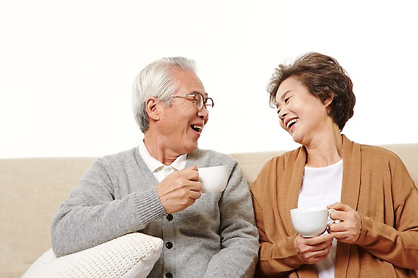 포토 JPG 스튜디오촬영 여자 할아버지 노년 남자 할머니 커피 티타임 휴식 실내 들기 앉기 상반신 두명 앞모습 실버라이프 소파 마주보기 노부부 다정 한국인 60대 노인만 국내포토 라이프스타일 부부 음료 뷰포인트 컨셉 의자 모션 사람 동양인 성인 내부 성인만 파일형식