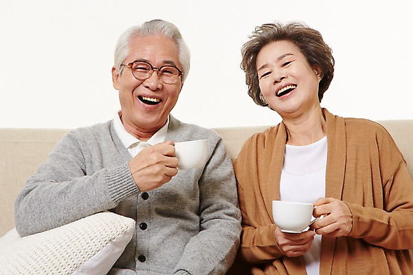 포토 JPG 스튜디오촬영 여자 할아버지 노년 남자 할머니 커피 티타임 휴식 실내 들기 앉기 상반신 두명 앞모습 실버라이프 소파 노부부 다정 한국인 60대 노인만 국내포토 라이프스타일 부부 음료 뷰포인트 컨셉 의자 모션 사람 동양인 성인 내부 성인만 파일형식