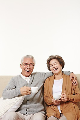 포토 JPG 스튜디오촬영 여자 할아버지 노년 남자 할머니 커피 티타임 휴식 실내 들기 앉기 상반신 두명 앞모습 실버라이프 소파 노부부 다정 한국인 60대 노인만 국내포토 라이프스타일 부부 음료 뷰포인트 컨셉 의자 모션 사람 동양인 성인 내부 성인만 파일형식