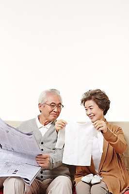 포토 JPG 스튜디오촬영 여자 할아버지 노년 남자 할머니 실내 미소 들기 앉기 상반신 두명 앞모습 실버라이프 소파 노부부 다정 아기용품 한국인 60대 배냇저고리 노인만 국내포토 라이프스타일 부부 뷰포인트 컨셉 의자 모션 표정 사람 동양인 성인 내부 오브젝트 성인만 파일형식