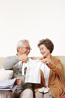 포토 JPG 스튜디오촬영 여자 할아버지 노년 남자 할머니 실내 미소 들기 앉기 상반신 두명 앞모습 실버라이프 소파 노부부 다정 아기용품 한국인 60대 배냇저고리 노인만 국내포토 라이프스타일 부부 뷰포인트 컨셉 의자 모션 표정 사람 동양인 성인 내부 오브젝트 성인만 파일형식