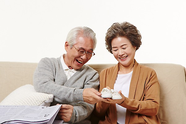 포토 JPG 스튜디오촬영 여자 할아버지 노년 남자 할머니 신발 실내 미소 들기 앉기 상반신 두명 앞모습 실버라이프 소파 노부부 다정 아기용품 한국인 60대 노인만 국내포토 라이프스타일 부부 뷰포인트 컨셉 의자 모션 표정 사람 동양인 성인 내부 오브젝트 성인만 파일형식