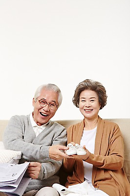 포토 JPG 스튜디오촬영 여자 할아버지 노년 남자 할머니 신발 실내 미소 들기 앉기 상반신 두명 앞모습 실버라이프 소파 노부부 다정 아기용품 한국인 60대 노인만 국내포토 라이프스타일 부부 뷰포인트 컨셉 의자 모션 표정 사람 동양인 성인 내부 오브젝트 성인만 파일형식