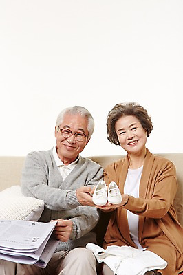 포토 JPG 스튜디오촬영 여자 할아버지 노년 남자 할머니 신발 실내 미소 들기 앉기 상반신 두명 앞모습 실버라이프 소파 노부부 다정 아기용품 한국인 60대 노인만 국내포토 라이프스타일 부부 뷰포인트 컨셉 의자 모션 표정 사람 동양인 성인 내부 오브젝트 성인만 파일형식