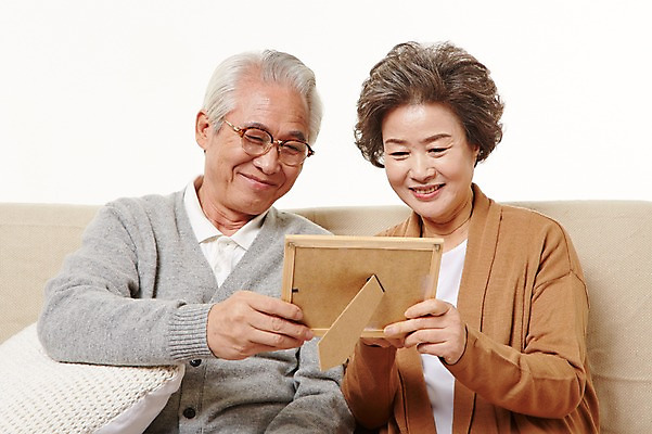 포토 JPG 스튜디오촬영 응시 여자 할아버지 노년 남자 할머니 액자 실내 미소 들기 앉기 상반신 두명 앞모습 실버라이프 소파 노부부 다정 한국인 60대 가족사진 노인만 국내포토 라이프스타일 부부 시선 뷰포인트 컨셉 의자 가족 모션 표정 사람 동양인 성인 내부 성인만 파일형식 단체사진