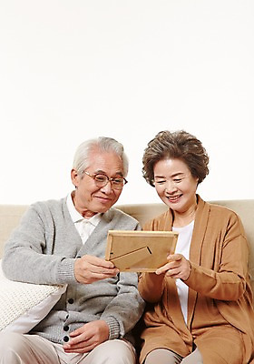 포토 JPG 스튜디오촬영 응시 여자 할아버지 노년 남자 할머니 액자 실내 미소 들기 앉기 상반신 두명 앞모습 실버라이프 소파 노부부 다정 한국인 60대 가족사진 노인만 국내포토 라이프스타일 부부 시선 뷰포인트 컨셉 의자 가족 모션 표정 사람 동양인 성인 내부 성인만 파일형식 단체사진