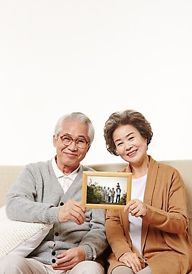 포토 JPG 스튜디오촬영 여자 할아버지 노년 남자 할머니 액자 실내 미소 들기 앉기 상반신 두명 앞모습 실버라이프 소파 노부부 다정 한국인 60대 가족사진 노인만 국내포토 라이프스타일 부부 뷰포인트 컨셉 의자 가족 모션 표정 사람 동양인 성인 내부 성인만 파일형식 단체사진