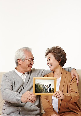 포토 JPG 스튜디오촬영 여자 할아버지 노년 남자 할머니 액자 실내 미소 들기 앉기 상반신 두명 앞모습 실버라이프 소파 마주보기 노부부 다정 한국인 60대 가족사진 노인만 국내포토 라이프스타일 부부 뷰포인트 컨셉 의자 가족 모션 표정 사람 동양인 성인 내부 성인만 파일형식 단체사진