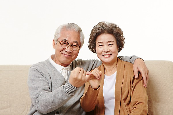 포토 JPG 스튜디오촬영 여자 할아버지 노년 남자 할머니 실내 미소 앉기 상반신 두명 앞모습 실버라이프 소파 노부부 다정 한국인 60대 약속 노인만 국내포토 라이프스타일 부부 뷰포인트 컨셉 의자 모션 표정 사람 동양인 성인 내부 성인만 파일형식