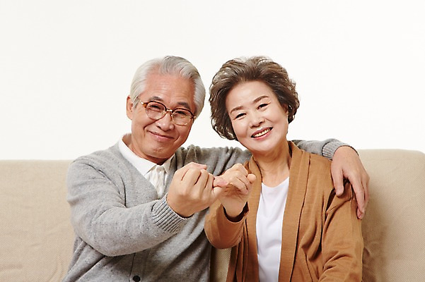 포토 JPG 스튜디오촬영 여자 할아버지 노년 남자 할머니 실내 미소 앉기 상반신 두명 앞모습 실버라이프 소파 노부부 다정 한국인 60대 약속 노인만 국내포토 라이프스타일 부부 뷰포인트 컨셉 의자 모션 표정 사람 동양인 성인 내부 성인만 파일형식