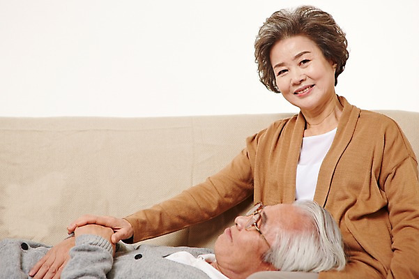 포토 JPG 스튜디오촬영 여자 할아버지 노년 남자 할머니 실내 미소 앉기 상반신 두명 앞모습 옆모습 실버라이프 소파 눕기 노부부 다정 한국인 60대 무릎베개 노인만 국내포토 라이프스타일 부부 뷰포인트 컨셉 의자 모션 표정 사람 동양인 성인 내부 성인만 파일형식