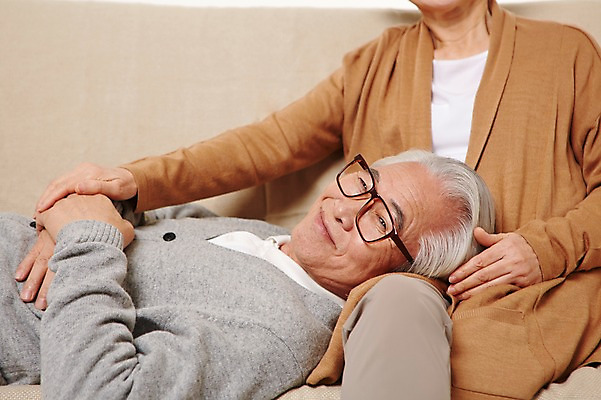 포토 JPG 스튜디오촬영 여자 할아버지 노년 남자 할머니 실내 미소 앉기 상반신 두명 앞모습 옆모습 실버라이프 소파 눕기 노부부 다정 한국인 60대 무릎베개 노인만 국내포토 라이프스타일 부부 뷰포인트 컨셉 의자 모션 표정 사람 동양인 성인 내부 성인만 파일형식