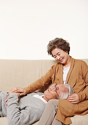 포토 JPG 스튜디오촬영 여자 할아버지 노년 남자 할머니 실내 미소 앉기 상반신 두명 앞모습 옆모습 실버라이프 소파 눕기 노부부 다정 한국인 60대 무릎베개 노인만 국내포토 라이프스타일 부부 뷰포인트 컨셉 의자 모션 표정 사람 동양인 성인 내부 성인만 파일형식