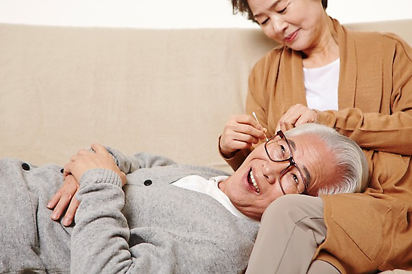 포토 JPG 스튜디오촬영 여자 할아버지 노년 남자 할머니 실내 앉기 상반신 두명 앞모습 옆모습 실버라이프 소파 눕기 노부부 다정 한국인 60대 귀이개 무릎베개 노인만 국내포토 라이프스타일 부부 뷰포인트 컨셉 의자 모션 사람 동양인 성인 내부 위생용품 성인만 파일형식