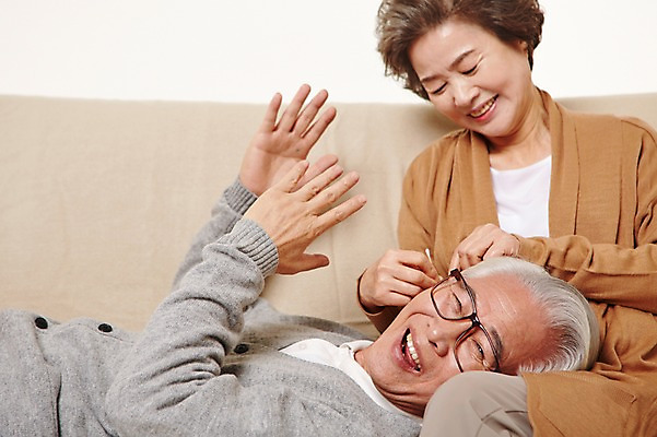 포토 JPG 스튜디오촬영 여자 할아버지 노년 남자 할머니 실내 앉기 상반신 두명 앞모습 옆모습 실버라이프 소파 눕기 노부부 다정 한국인 60대 귀이개 무릎베개 노인만 국내포토 라이프스타일 부부 뷰포인트 컨셉 의자 모션 사람 동양인 성인 내부 위생용품 성인만 파일형식