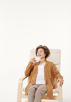 포토 JPG 스튜디오촬영 여자 노년 할머니 커피 티타임 휴식 실내 한명 들기 앉기 상반신 앞모습 실버라이프 소파 한국인 60대 노인여자한명만 국내포토 1 라이프스타일 음료 뷰포인트 컨셉 의자 모션 사람 동양인 성인 내부 여자한명만 노인여자만 파일형식