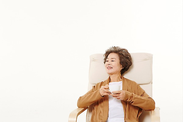 포토 JPG 스튜디오촬영 여자 노년 할머니 커피 티타임 휴식 실내 한명 들기 앉기 상반신 앞모습 실버라이프 소파 한국인 60대 노인여자한명만 국내포토 1 라이프스타일 음료 뷰포인트 컨셉 의자 모션 사람 동양인 성인 내부 여자한명만 노인여자만 파일형식