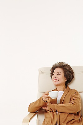 포토 JPG 스튜디오촬영 여자 노년 할머니 커피 티타임 휴식 실내 한명 들기 앉기 상반신 앞모습 실버라이프 소파 한국인 60대 노인여자한명만 국내포토 1 라이프스타일 음료 뷰포인트 컨셉 의자 모션 사람 동양인 성인 내부 여자한명만 노인여자만 파일형식