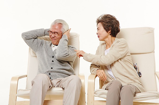 포토 JPG 스튜디오촬영 여자 할아버지 노년 남자 할머니 의자 실내 앉기 상반신 두명 앞모습 실버라이프 노부부 한국인 짜증 60대 귀막기 잔소리 노인만 국내포토 라이프스타일 부부 감정 뷰포인트 가구 모션 사람 동양인 손짓 성인 내부 성인만 파일형식