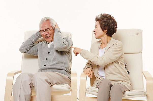 포토 JPG 스튜디오촬영 여자 할아버지 노년 남자 할머니 의자 실내 앉기 상반신 두명 앞모습 실버라이프 노부부 한국인 짜증 60대 귀막기 잔소리 노인만 국내포토 라이프스타일 부부 감정 뷰포인트 가구 모션 사람 동양인 손짓 성인 내부 성인만 파일형식