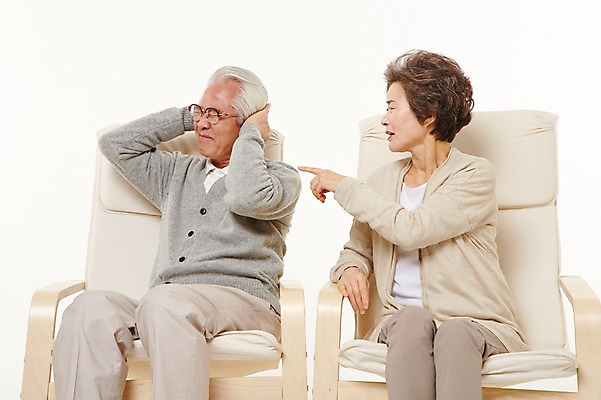 포토 JPG 스튜디오촬영 여자 할아버지 노년 남자 할머니 의자 실내 앉기 상반신 두명 앞모습 실버라이프 노부부 한국인 짜증 60대 귀막기 잔소리 노인만 국내포토 라이프스타일 부부 감정 뷰포인트 가구 모션 사람 동양인 손짓 성인 내부 성인만 파일형식