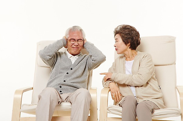 포토 JPG 스튜디오촬영 여자 할아버지 노년 남자 할머니 의자 실내 앉기 상반신 두명 앞모습 실버라이프 노부부 한국인 짜증 60대 귀막기 잔소리 노인만 국내포토 라이프스타일 부부 감정 뷰포인트 가구 모션 사람 동양인 손짓 성인 내부 성인만 파일형식