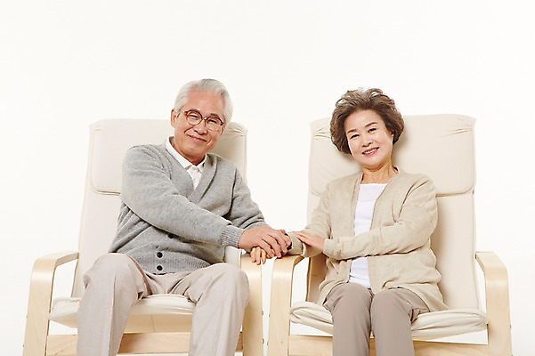 포토 JPG 스튜디오촬영 여자 할아버지 노년 남자 할머니 의자 실내 미소 앉기 상반신 두명 앞모습 실버라이프 손잡기 노부부 다정 한국인 60대 노인만 국내포토 라이프스타일 부부 뷰포인트 가구 컨셉 모션 표정 사람 동양인 성인 내부 성인만 파일형식