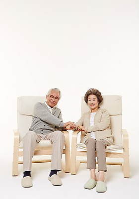 포토 JPG 스튜디오촬영 전신 여자 할아버지 노년 남자 할머니 의자 실내 미소 앉기 두명 앞모습 실버라이프 손잡기 노부부 다정 한국인 60대 노인만 국내포토 라이프스타일 부부 뷰포인트 가구 컨셉 모션 표정 사람 동양인 성인 내부 성인만 파일형식