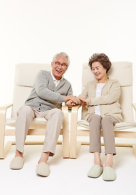 포토 JPG 스튜디오촬영 전신 여자 할아버지 노년 남자 할머니 의자 실내 미소 앉기 두명 앞모습 실버라이프 손잡기 노부부 다정 한국인 60대 노인만 국내포토 라이프스타일 부부 뷰포인트 가구 컨셉 모션 표정 사람 동양인 성인 내부 성인만 파일형식