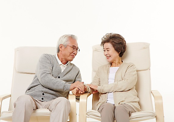 포토 JPG 스튜디오촬영 여자 할아버지 노년 남자 할머니 의자 실내 미소 앉기 상반신 두명 앞모습 실버라이프 마주보기 손잡기 노부부 다정 한국인 60대 노인만 국내포토 라이프스타일 부부 뷰포인트 가구 컨셉 모션 표정 사람 동양인 성인 내부 성인만 파일형식