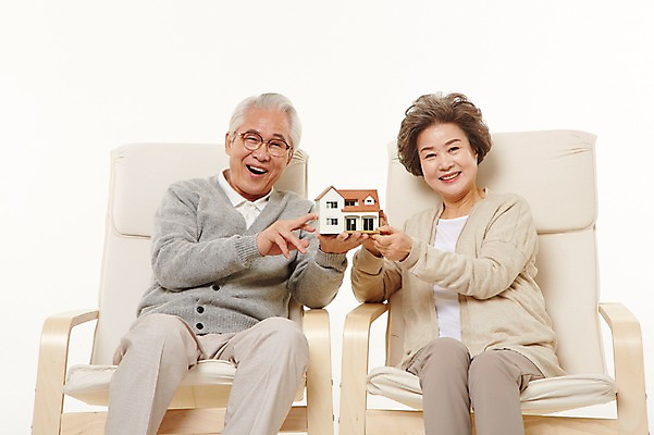 포토 JPG 스튜디오촬영 여자 할아버지 노년 남자 할머니 의자 부동산 실내 미소 들기 앉기 상반신 두명 앞모습 실버라이프 노부부 다정 한국인 60대 재테크 노인만 집모양 국내포토 모양 라이프스타일 부부 뷰포인트 가구 컨셉 모션 표정 사람 동양인 성인 내부 금융 재산 성인만 파일형식