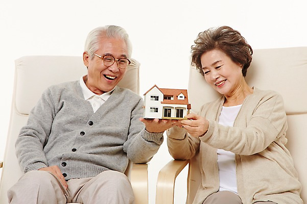 포토 JPG 스튜디오촬영 여자 할아버지 노년 남자 할머니 의자 부동산 실내 미소 들기 앉기 상반신 두명 앞모습 실버라이프 노부부 다정 한국인 60대 재테크 노인만 집모양 국내포토 모양 라이프스타일 부부 뷰포인트 가구 컨셉 모션 표정 사람 동양인 성인 내부 금융 재산 성인만 파일형식