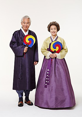 포토 JPG 스튜디오촬영 전신 여자 할아버지 노년 남자 할머니 실내 서기 미소 들기 두명 앞모습 실버라이프 노부부 다정 한국인 부채 60대 한복 태극 태극선 노인만 국내포토 한국전통 문양 라이프스타일 부부 뷰포인트 컨셉 모션 표정 사람 동양인 성인 내부 전통의상 전통부채 성인만 파일형식 전통 커플 한국 인종 생활 아시아 관계 나라