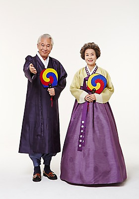 포토 JPG 스튜디오촬영 전신 여자 할아버지 노년 남자 할머니 실내 서기 미소 들기 손짓 두명 앞모습 실버라이프 노부부 다정 한국인 부채 60대 한복 태극 태극선 노인만 국내포토 한국전통 문양 라이프스타일 부부 뷰포인트 컨셉 모션 표정 사람 동양인 성인 내부 전통의상 전통부채 성인만 파일형식