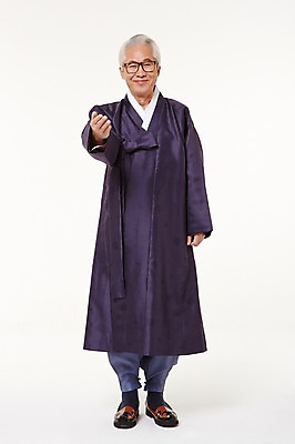 포토 JPG 스튜디오촬영 전신 할아버지 노년 남자 실내 한명 서기 미소 손짓 앞모습 실버라이프 한국인 60대 한복 노인남자한명만 국내포토 1 한국전통 라이프스타일 뷰포인트 모션 표정 사람 동양인 성인 내부 전통의상 남자한명만 노인남자만 파일형식