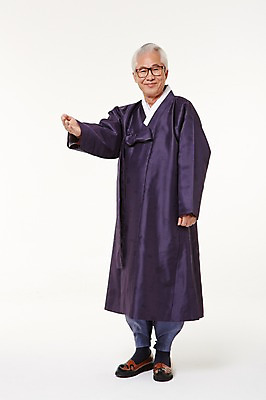 포토 JPG 스튜디오촬영 전신 할아버지 노년 남자 실내 한명 서기 미소 손짓 앞모습 실버라이프 한국인 60대 한복 노인남자한명만 국내포토 1 한국전통 라이프스타일 뷰포인트 모션 표정 사람 동양인 성인 내부 전통의상 남자한명만 노인남자만 파일형식