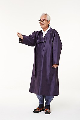 포토 JPG 스튜디오촬영 전신 할아버지 노년 남자 실내 한명 서기 미소 손짓 앞모습 실버라이프 한국인 60대 한복 노인남자한명만 국내포토 1 한국전통 라이프스타일 뷰포인트 모션 표정 사람 동양인 성인 내부 전통의상 남자한명만 노인남자만 파일형식