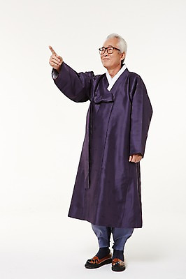 포토 JPG 스튜디오촬영 전신 할아버지 노년 남자 실내 한명 서기 미소 앞모습 실버라이프 한국인 가리킴 60대 한복 노인남자한명만 국내포토 1 한국전통 라이프스타일 뷰포인트 모션 표정 사람 동양인 손짓 성인 내부 전통의상 남자한명만 노인남자만 파일형식