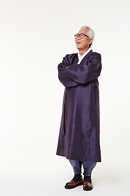 포토 JPG 스튜디오촬영 전신 할아버지 노년 남자 실내 한명 서기 미소 앞모습 실버라이프 팔짱 한국인 60대 한복 노인남자한명만 국내포토 1 한국전통 라이프스타일 뷰포인트 모션 표정 사람 동양인 성인 내부 전통의상 남자한명만 노인남자만 파일형식