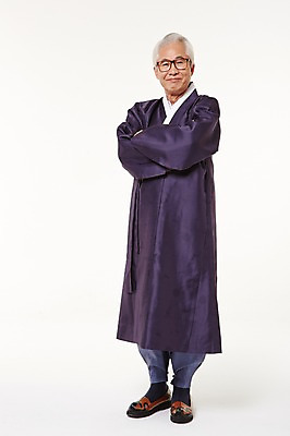 포토 JPG 스튜디오촬영 전신 할아버지 노년 남자 실내 한명 서기 미소 앞모습 실버라이프 팔짱 한국인 60대 한복 노인남자한명만 국내포토 1 한국전통 라이프스타일 뷰포인트 모션 표정 사람 동양인 성인 내부 전통의상 남자한명만 노인남자만 파일형식