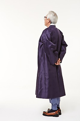 포토 JPG 스튜디오촬영 전신 할아버지 노년 남자 실내 한명 서기 옆모습 실버라이프 한국인 60대 한복 뒷짐 노인남자한명만 국내포토 1 한국전통 라이프스타일 뷰포인트 모션 사람 동양인 성인 내부 전통의상 남자한명만 노인남자만 파일형식