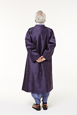 포토 JPG 스튜디오촬영 전신 할아버지 노년 남자 실내 한명 서기 뒷모습 실버라이프 한국인 60대 한복 뒷짐 노인남자한명만 국내포토 1 한국전통 라이프스타일 뷰포인트 모션 사람 동양인 성인 내부 전통의상 남자한명만 노인남자만 파일형식